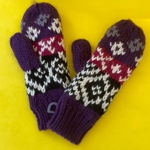 New vintage multicolored knitted mittens
